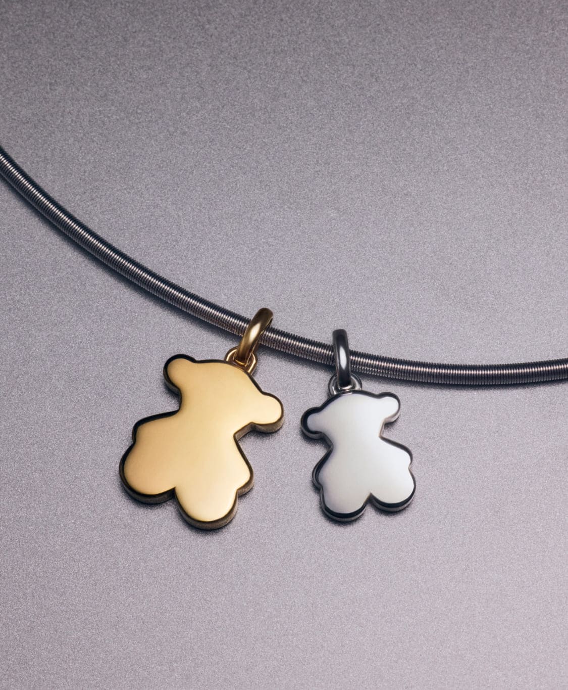 ゴールドとシルバーのイニシャル入りペンダントトップ | TOUS