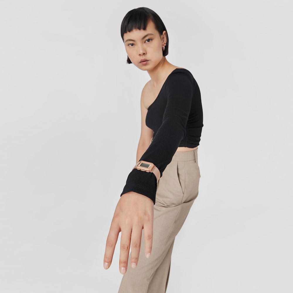 Reloj digital Digisquared Mesh de acero IP rosado