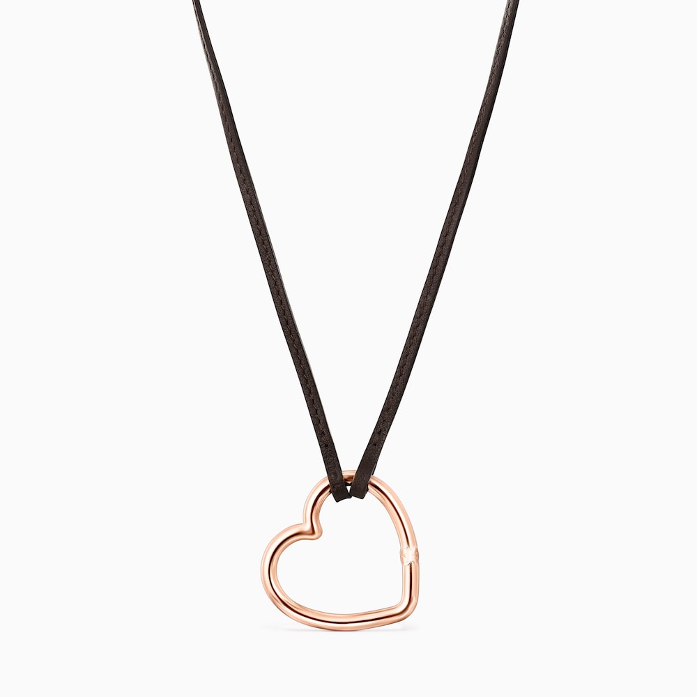 Collar largo coraz&oacute;n con ba&ntilde;o de oro rosa 18 kt sobre plata y cuero marr&oacute;n Hold
