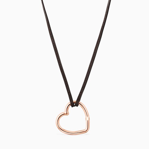 Collar largo coraz&oacute;n con ba&ntilde;o de oro rosa 18 kt sobre plata y cuero marr&oacute;n Hold