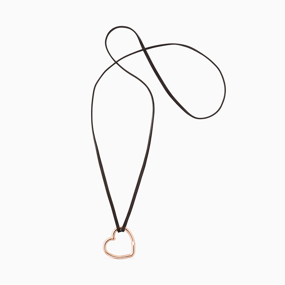 Collar largo coraz&oacute;n con ba&ntilde;o de oro rosa 18 kt sobre plata y cuero marr&oacute;n Hold