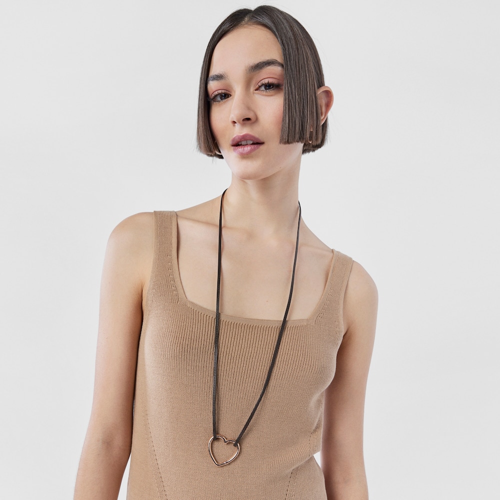 Collar largo coraz&oacute;n con ba&ntilde;o de oro rosa 18 kt sobre plata y cuero marr&oacute;n Hold