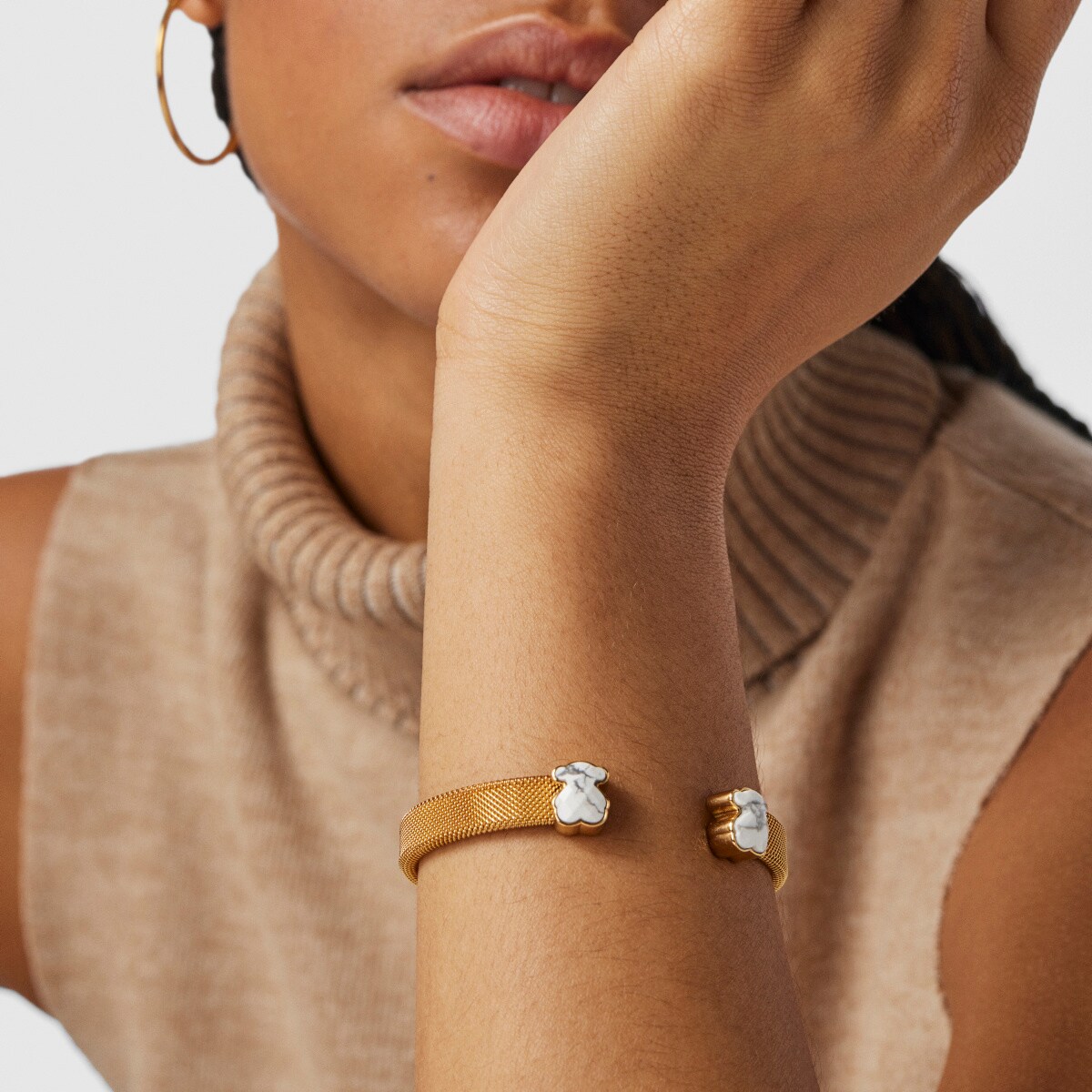 Gold-colored IP Steel Mesh Color Bracelet with Howlite