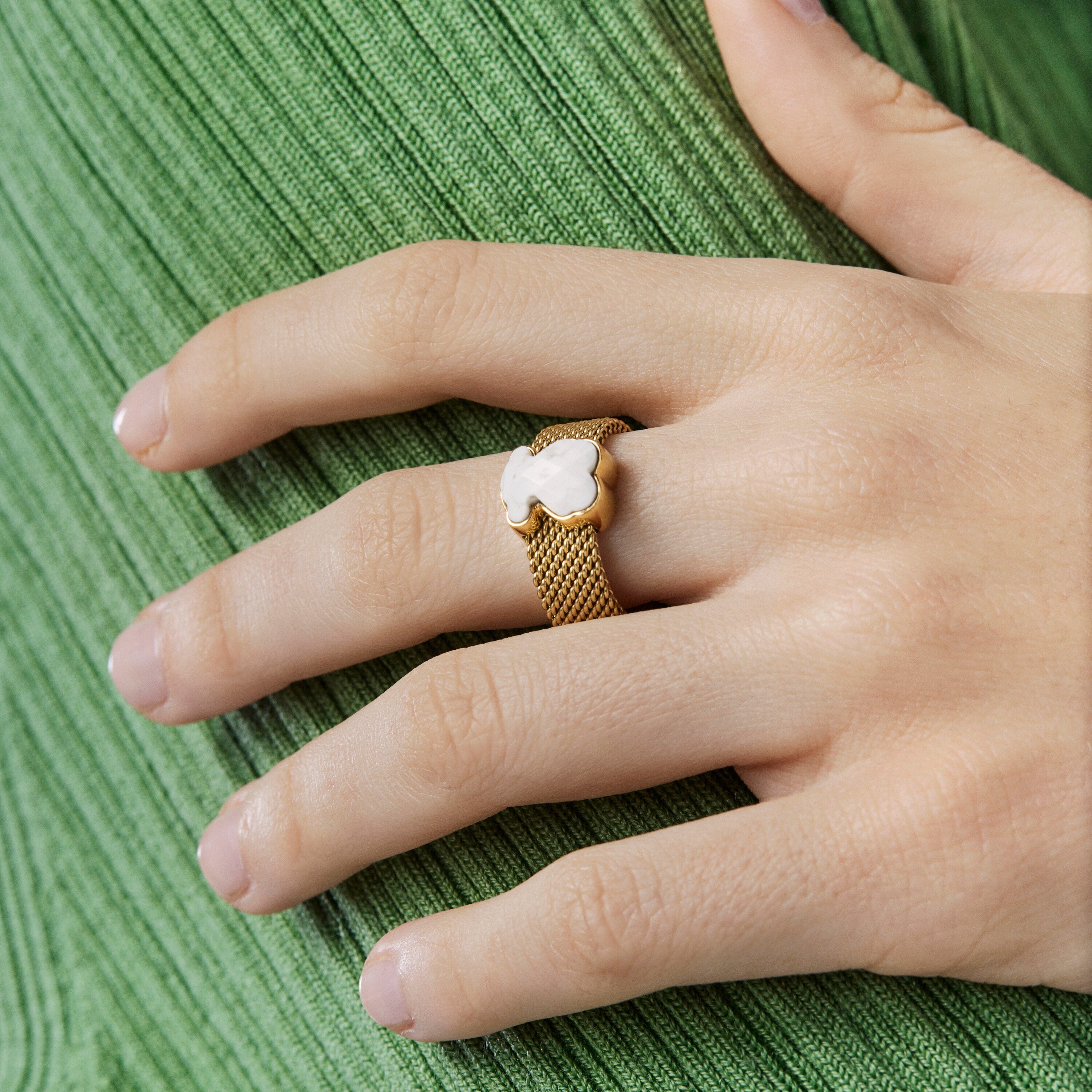 Gold-colored IP Steel Mesh Color Ring with Howlite Bear