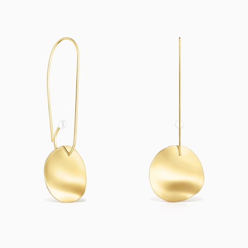 Aretes largos Nenufar p&eacute;talo con ba&ntilde;o de oro 18 kt sobre plata y perlas