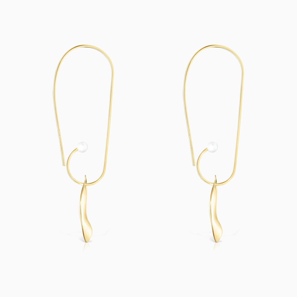 Aretes largos Nenufar p&eacute;talo con ba&ntilde;o de oro 18 kt sobre plata y perlas