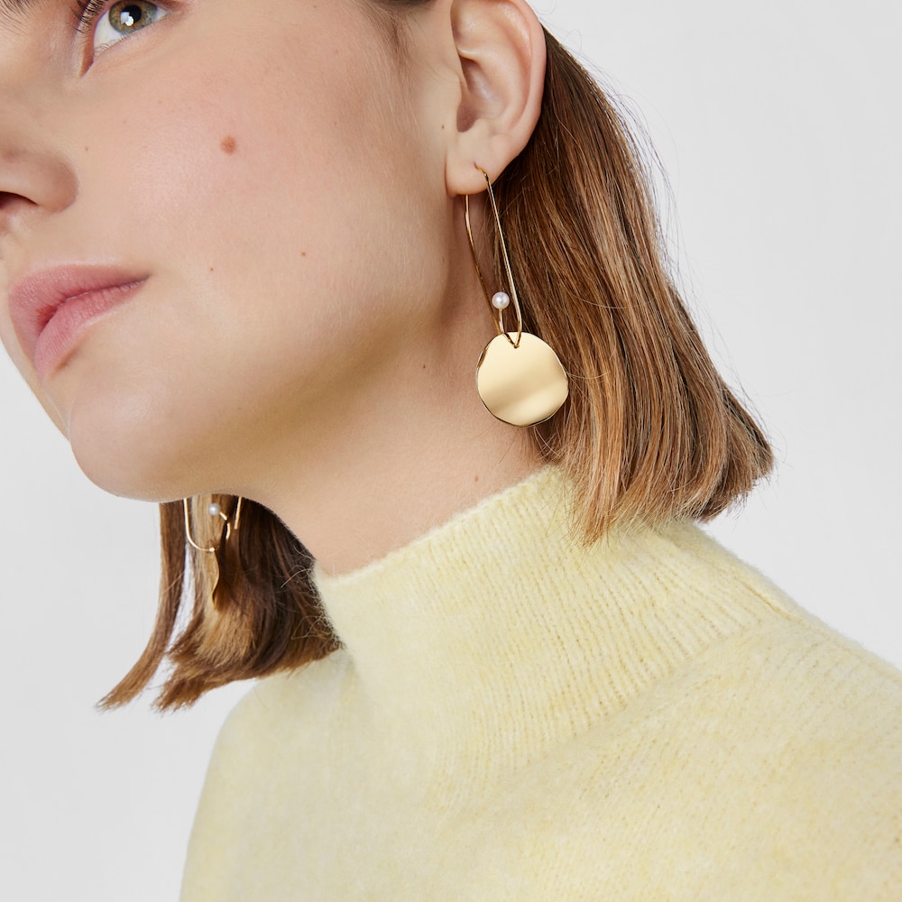 Aretes largos Nenufar p&eacute;talo con ba&ntilde;o de oro 18 kt sobre plata y perlas