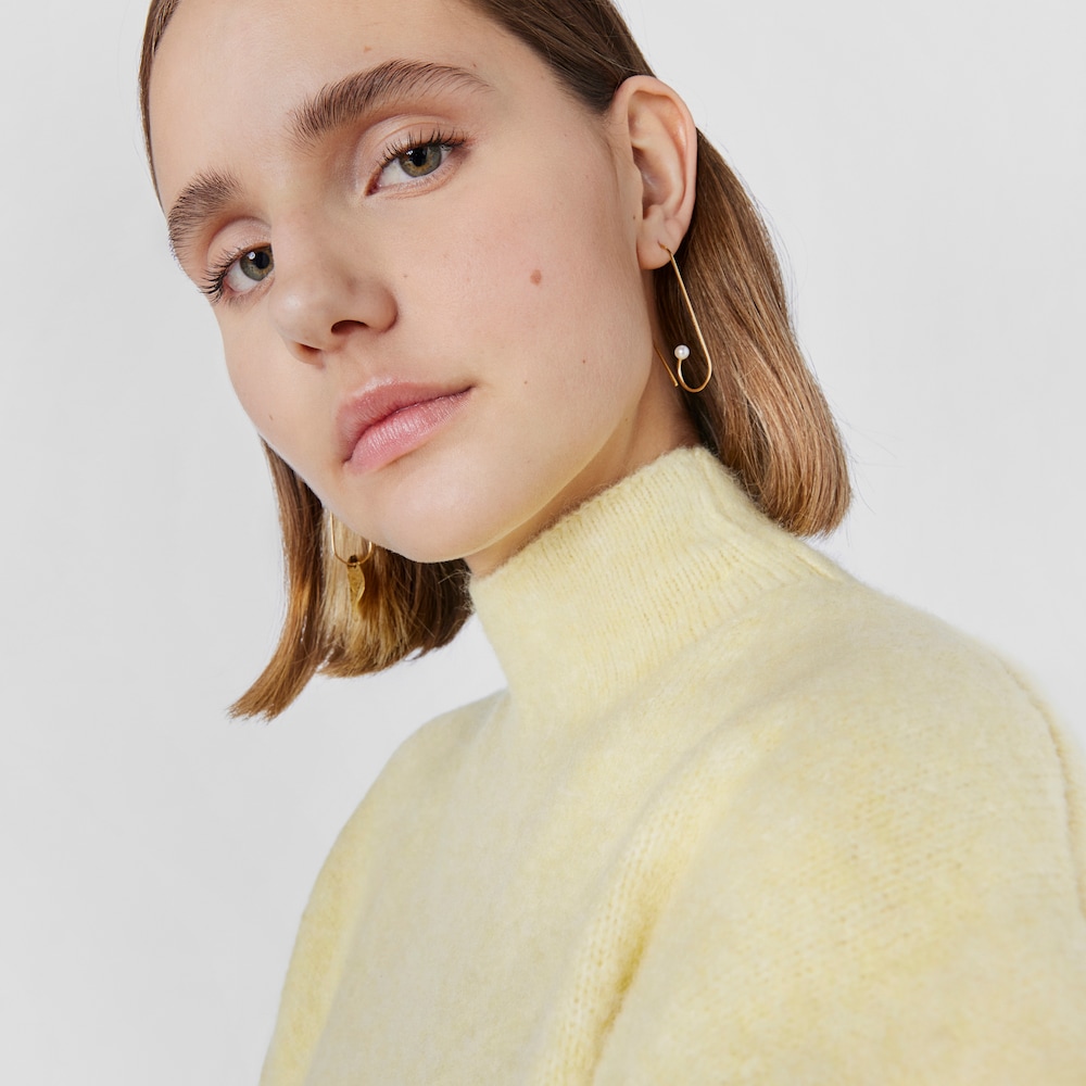 Aretes largos Nenufar p&eacute;talo con ba&ntilde;o de oro 18 kt sobre plata y perlas