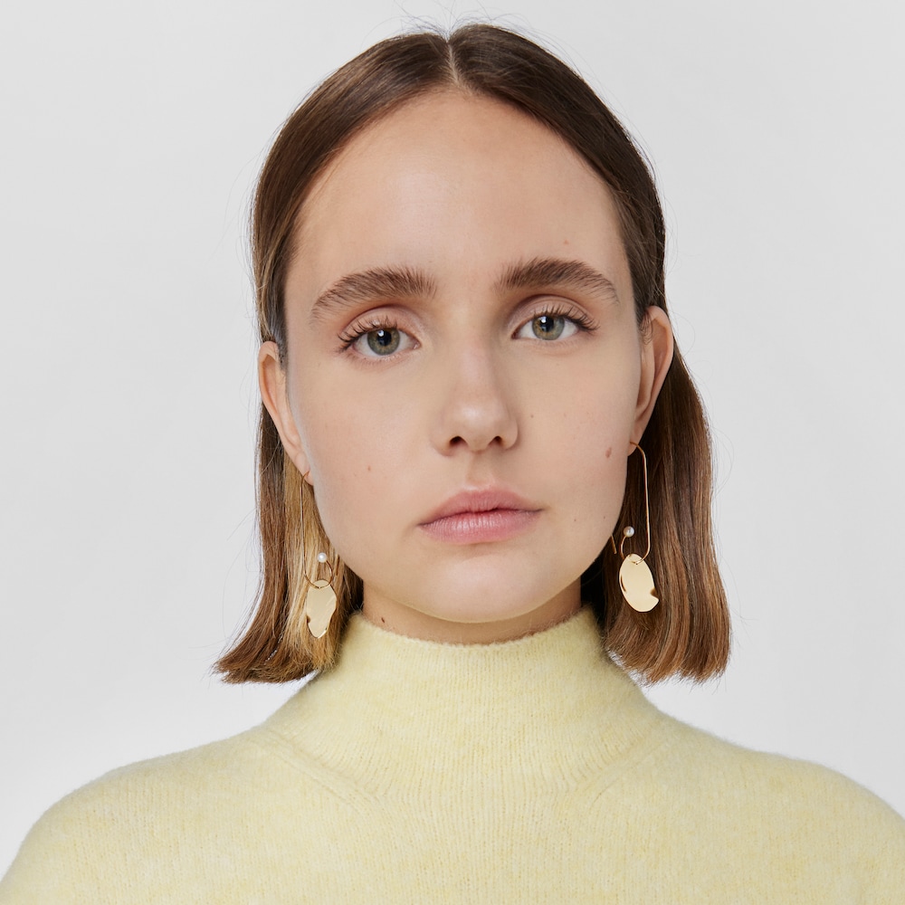 Aretes largos Nenufar p&eacute;talo con ba&ntilde;o de oro 18 kt sobre plata y perlas