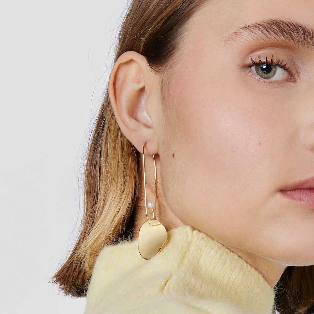 Aretes largos Nenufar p&eacute;talo con ba&ntilde;o de oro 18 kt sobre plata y perlas