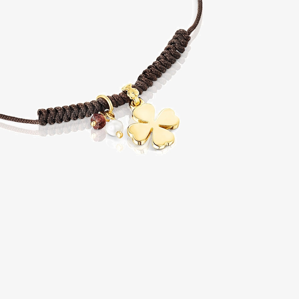 Pulsera TOUS Good Vibes tr&eacute;bol con ba&ntilde;o de oro 18 kt sobre plata, gemas y cord&oacute;n marr&oacute;n