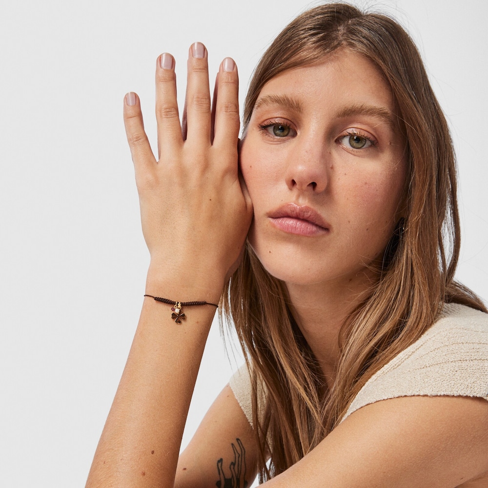 Pulsera TOUS Good Vibes tr&eacute;bol con ba&ntilde;o de oro 18 kt sobre plata, gemas y cord&oacute;n marr&oacute;n