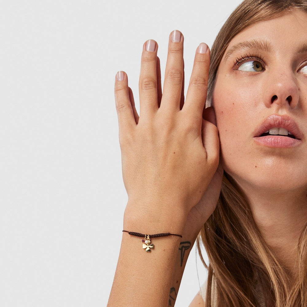 Pulsera TOUS Good Vibes tr&eacute;bol con ba&ntilde;o de oro 18 kt sobre plata, gemas y cord&oacute;n marr&oacute;n