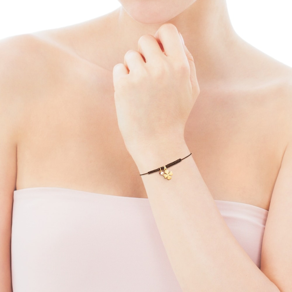 Pulsera TOUS Good Vibes tr&eacute;bol con ba&ntilde;o de oro 18 kt sobre plata, gemas y cord&oacute;n marr&oacute;n