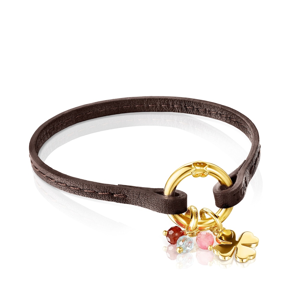 Pulsera tr&eacute;bol con ba&ntilde;o de oro 18 kt sobre plata, gemas y cuero marr&oacute;n TOUS Good Vibes