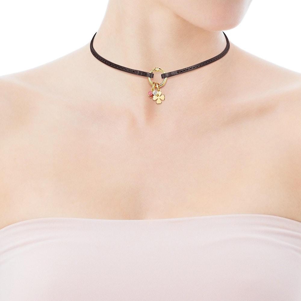 Collar trébol con baño de oro 18 kt sobre plata, gemas y cuero marrón TOUS Good Vibes Collar trébol con baño de oro 18 kt sobre plata, gemas y cuero marrón TOUS Good Vibes