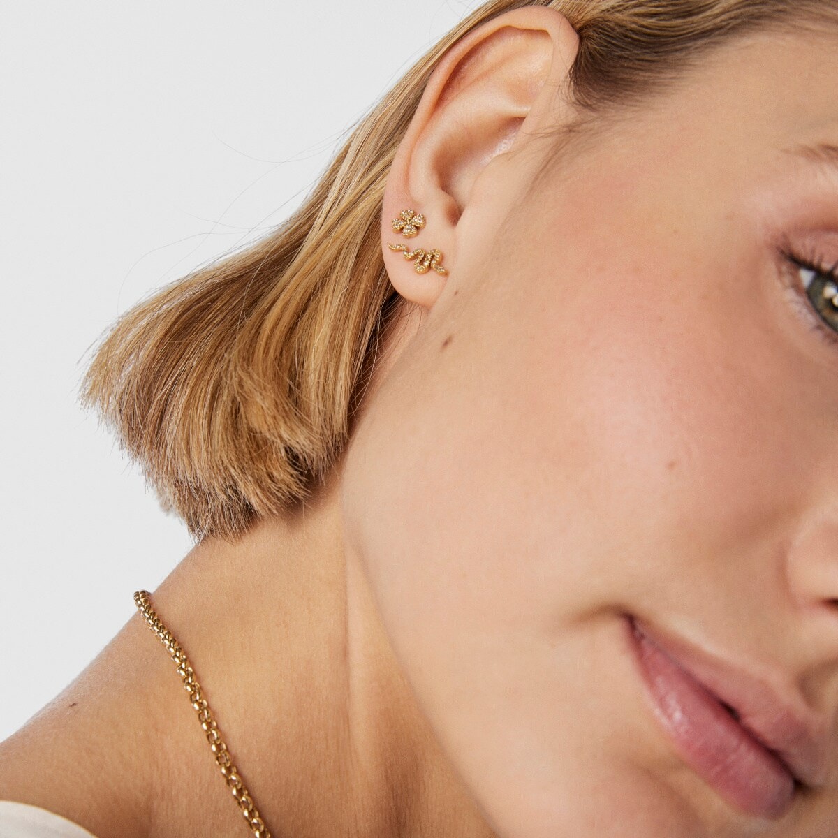 Pendientes trébol y serpiente de oro y diamantes TOUS Good Vibes image number 4