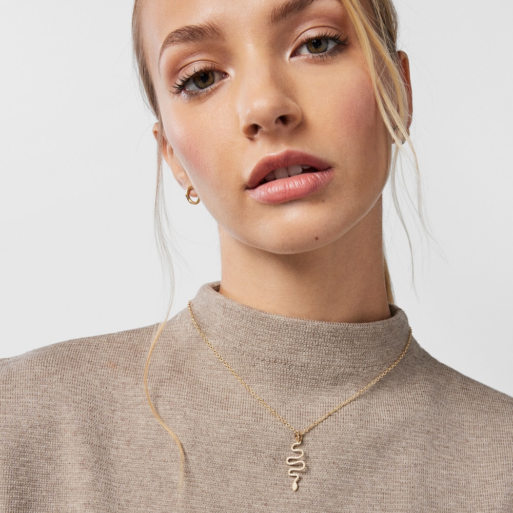 Zlat&yacute; pr&iacute;vesok z kolekcie TOUS Good Vibes s mot&iacute;vom hada a diamantmi