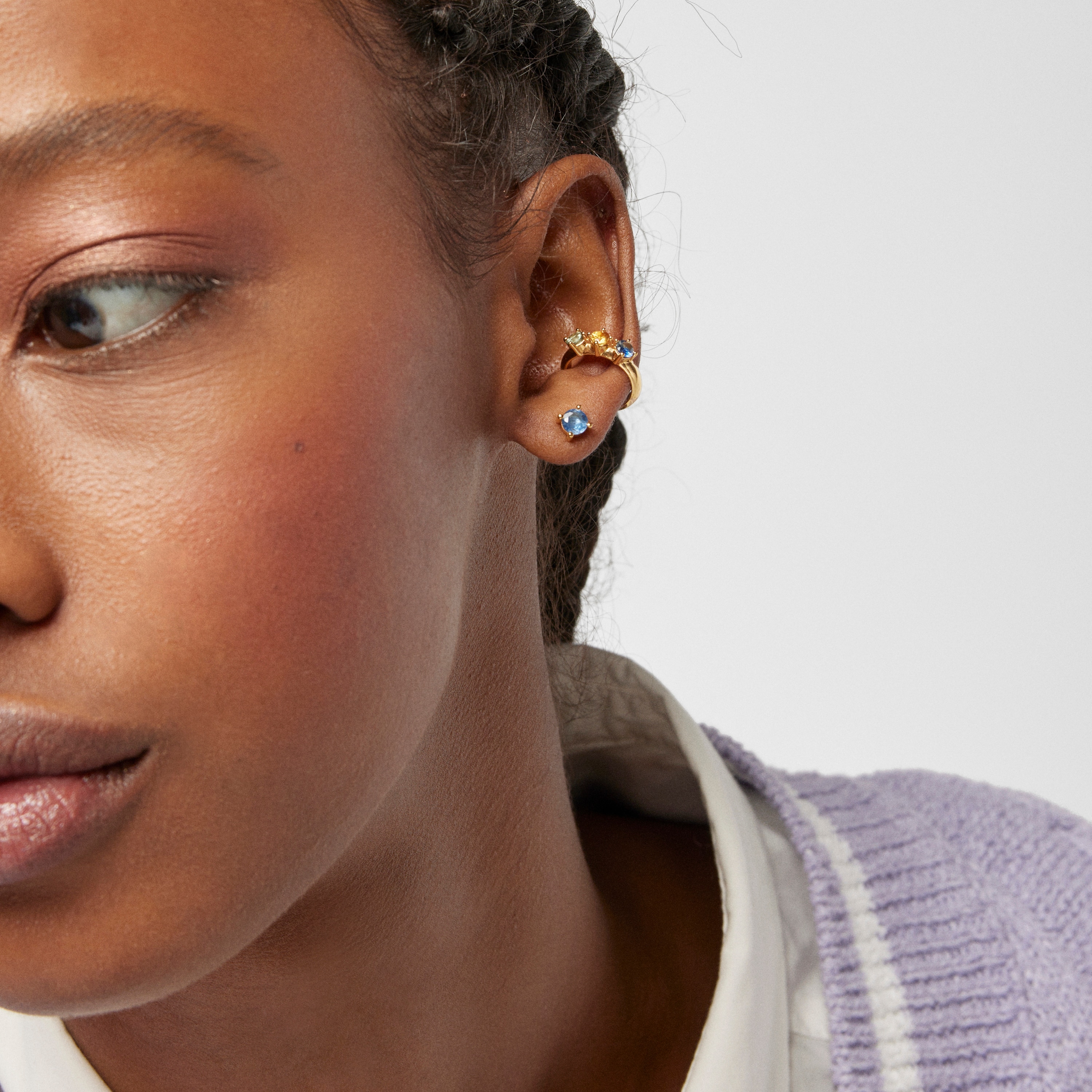 Earcuff con baño de oro 18 kt sobre plata y zafiros multicolor Glaring