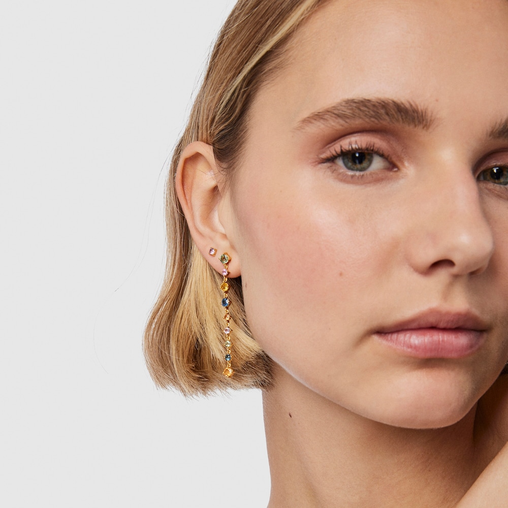 Arracades llargues&nbsp;Glaring&nbsp;amb bany d'or 18 kt sobre plata&nbsp;amb safirs multicolor