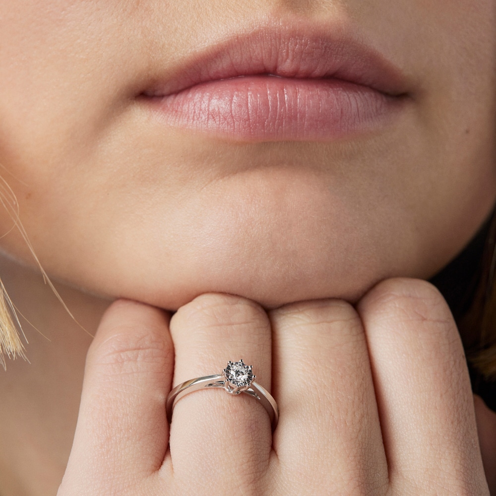 Prsteň z bieleho zlata Les Classiques s malou diamantovou ružicou