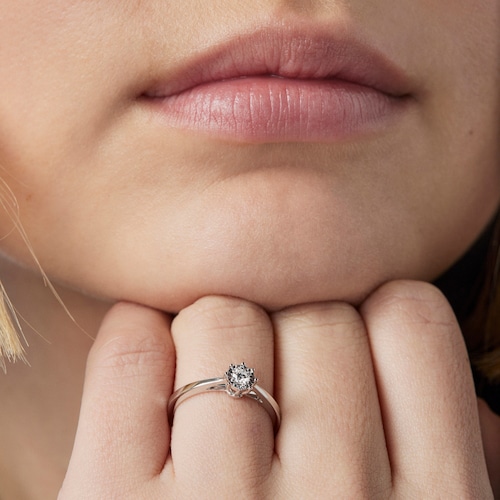 Anillo rosetón pequeño de oro blanco y diamantes 0,10ct Les Classiques
