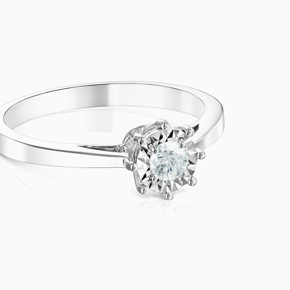 Prsten Les Classiques z b&iacute;l&eacute;ho zlata se středně velkou diamantovou rozetkou