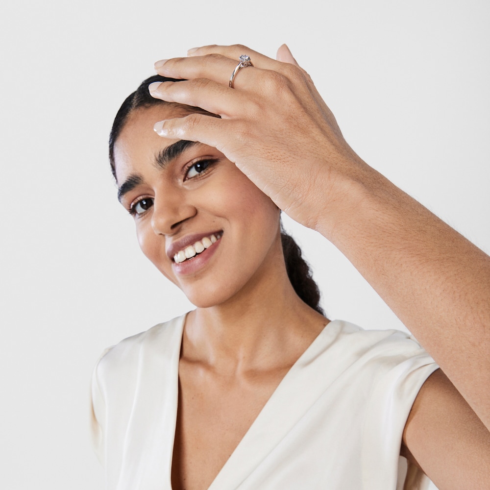 Prsten Les Classiques z b&iacute;l&eacute;ho zlata se středně velkou diamantovou rozetkou