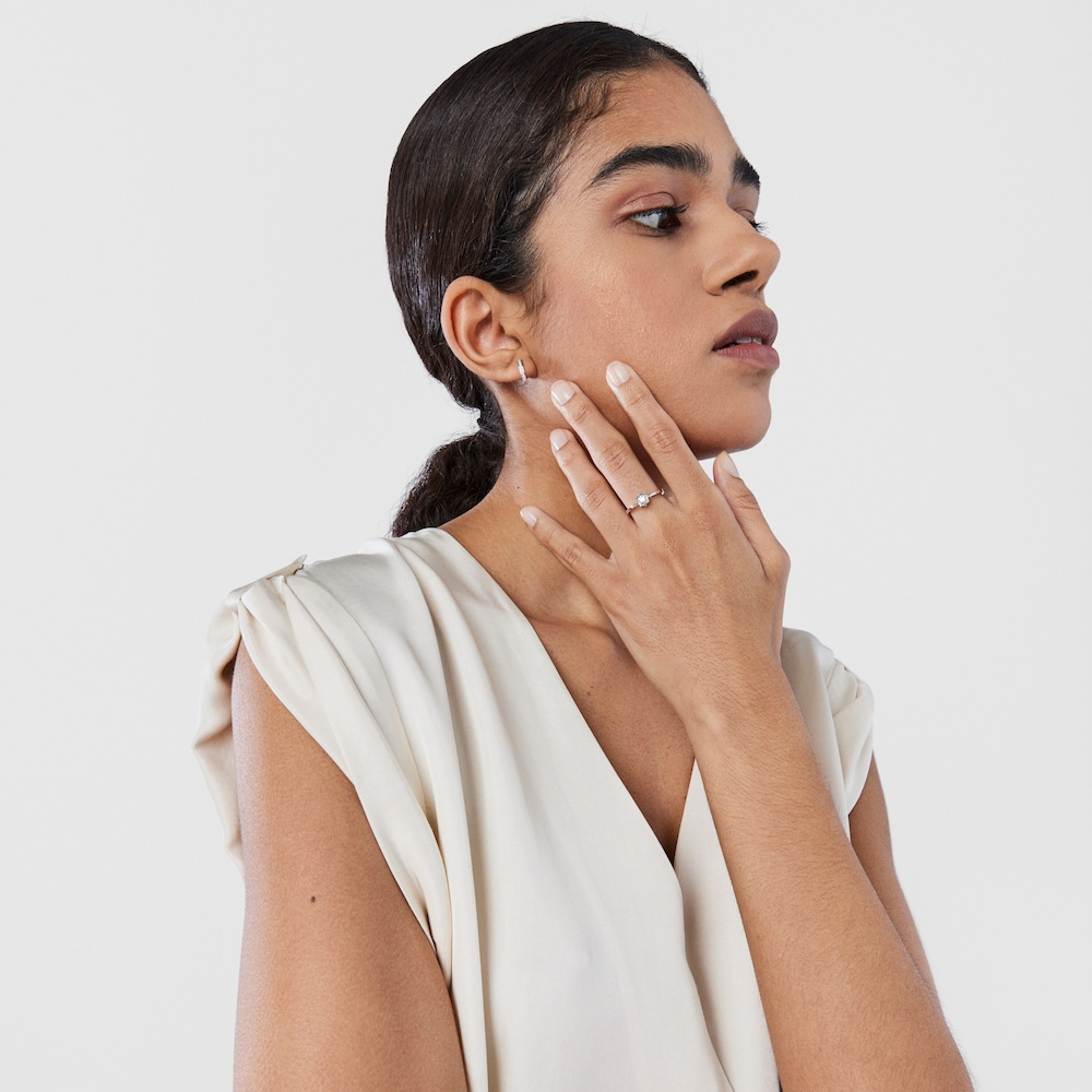 Prsten Les Classiques z b&iacute;l&eacute;ho zlata se středně velkou diamantovou rozetkou