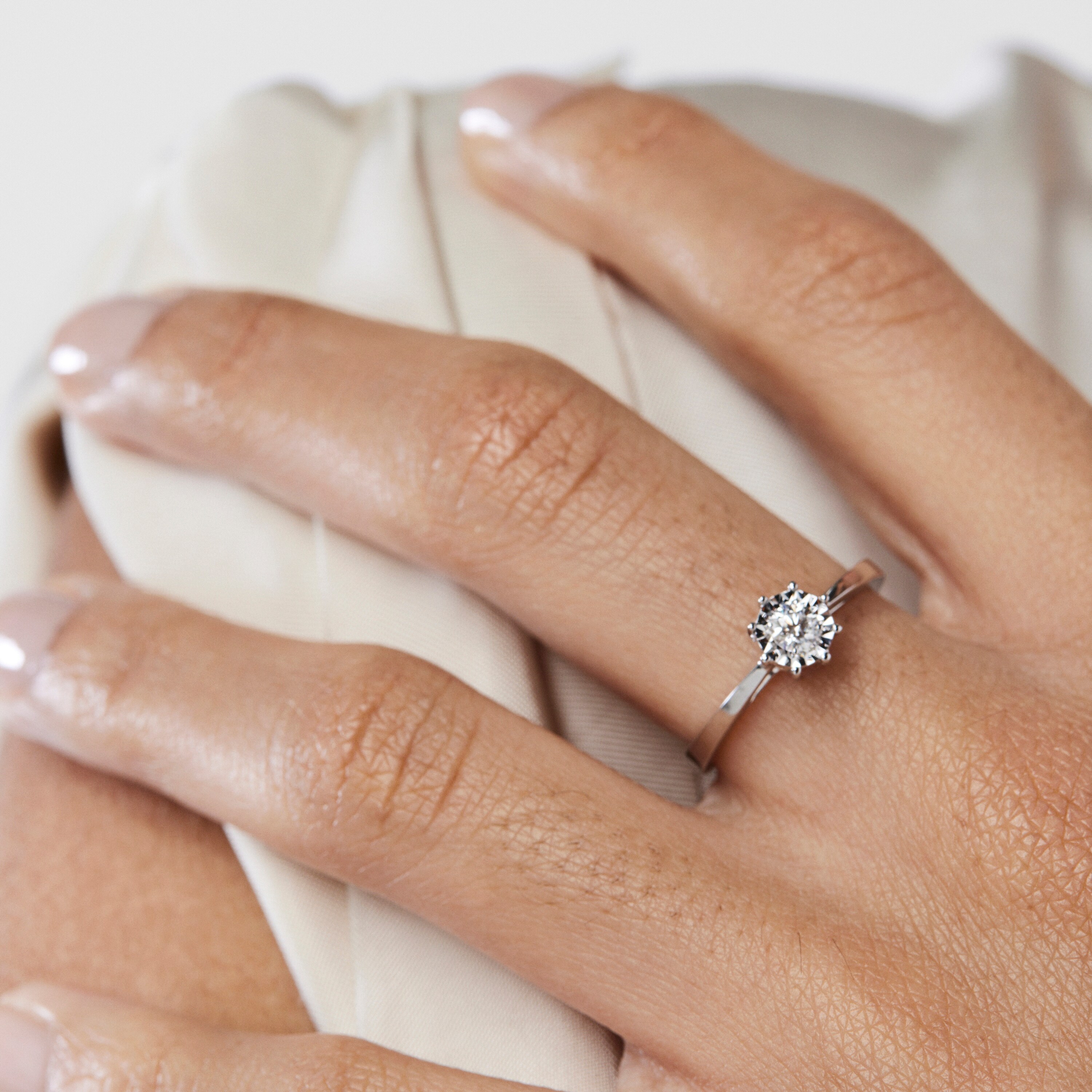 18K white gold TOUS Les Classiques Ring with medium Diamond rosette. 0,15ct