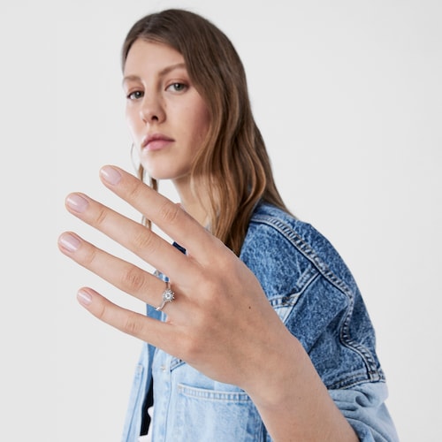 Anillo rosetón grande de oro blanco y diamantes 0,20ct Les Classiques