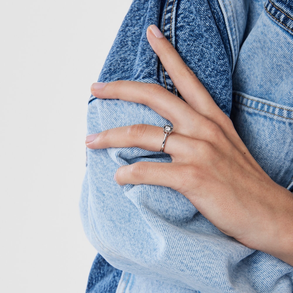 Anillo Les Classiques roset&oacute;n grande de Oro blanco y Diamantes