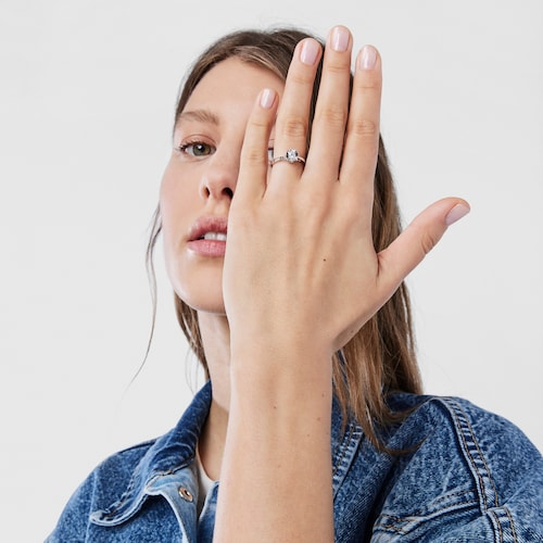 Anillo rosetón grande de oro blanco y diamantes 0,20ct Les Classiques