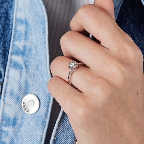 Anillo rosetón grande de oro blanco y diamantes 0,20ct Les Classiques