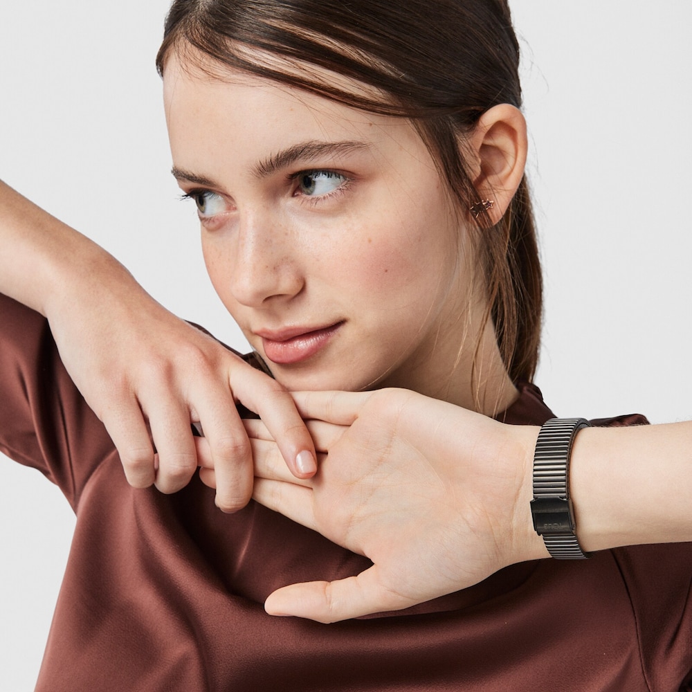 Reloj anal&oacute;gico Heritage Brick de acero IP gris/rosado