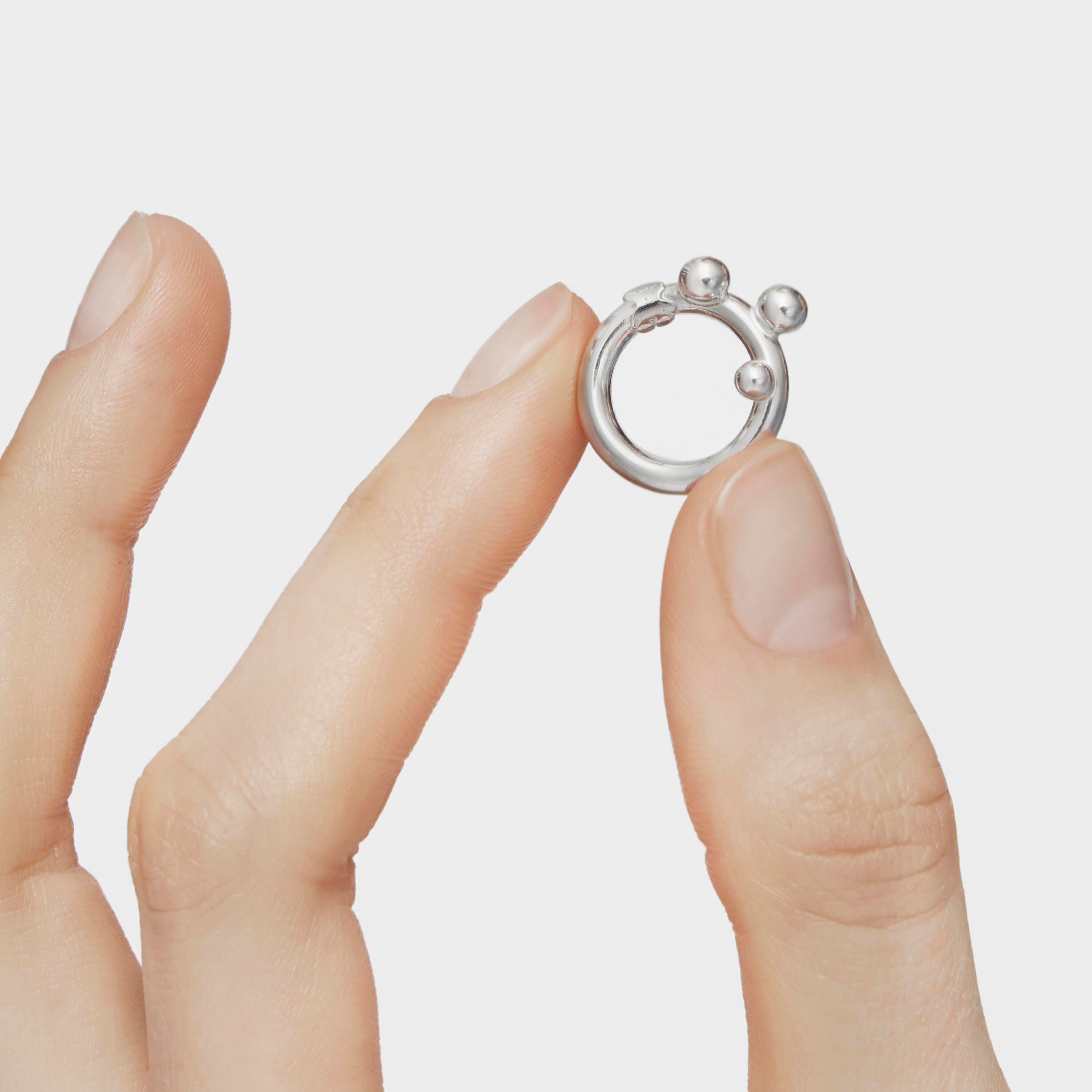 silver Ring with details Hold