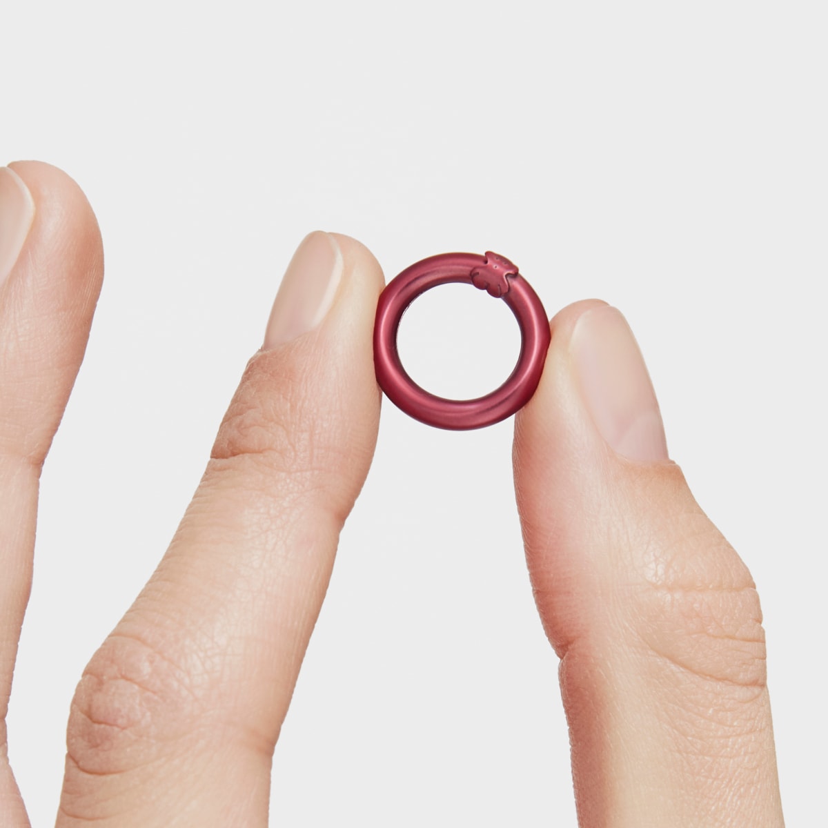 Small red-colored silver Ring Hold