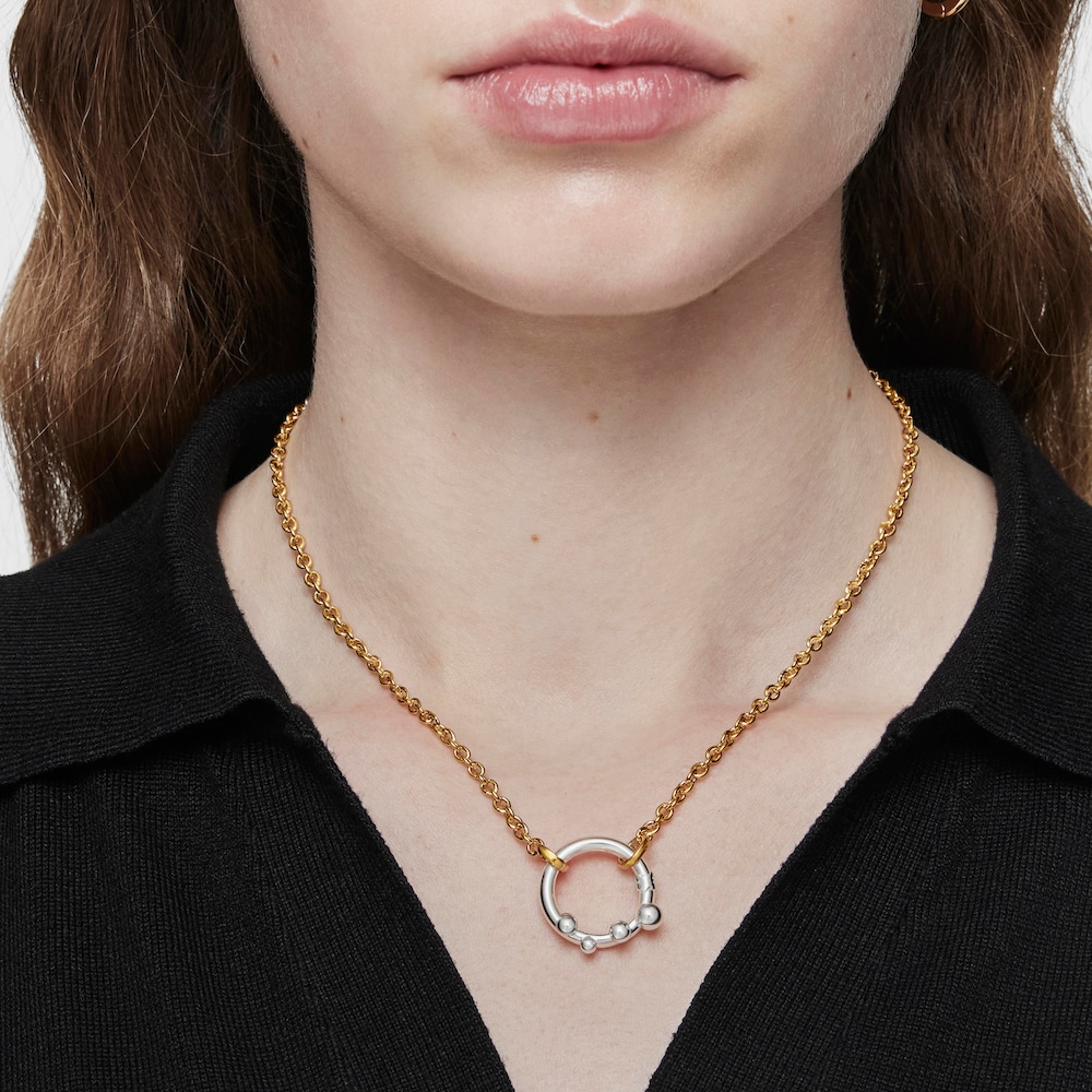 Stredne veľk&yacute; strieborn&yacute; Kr&uacute;žok s&nbsp;detailmi Hold