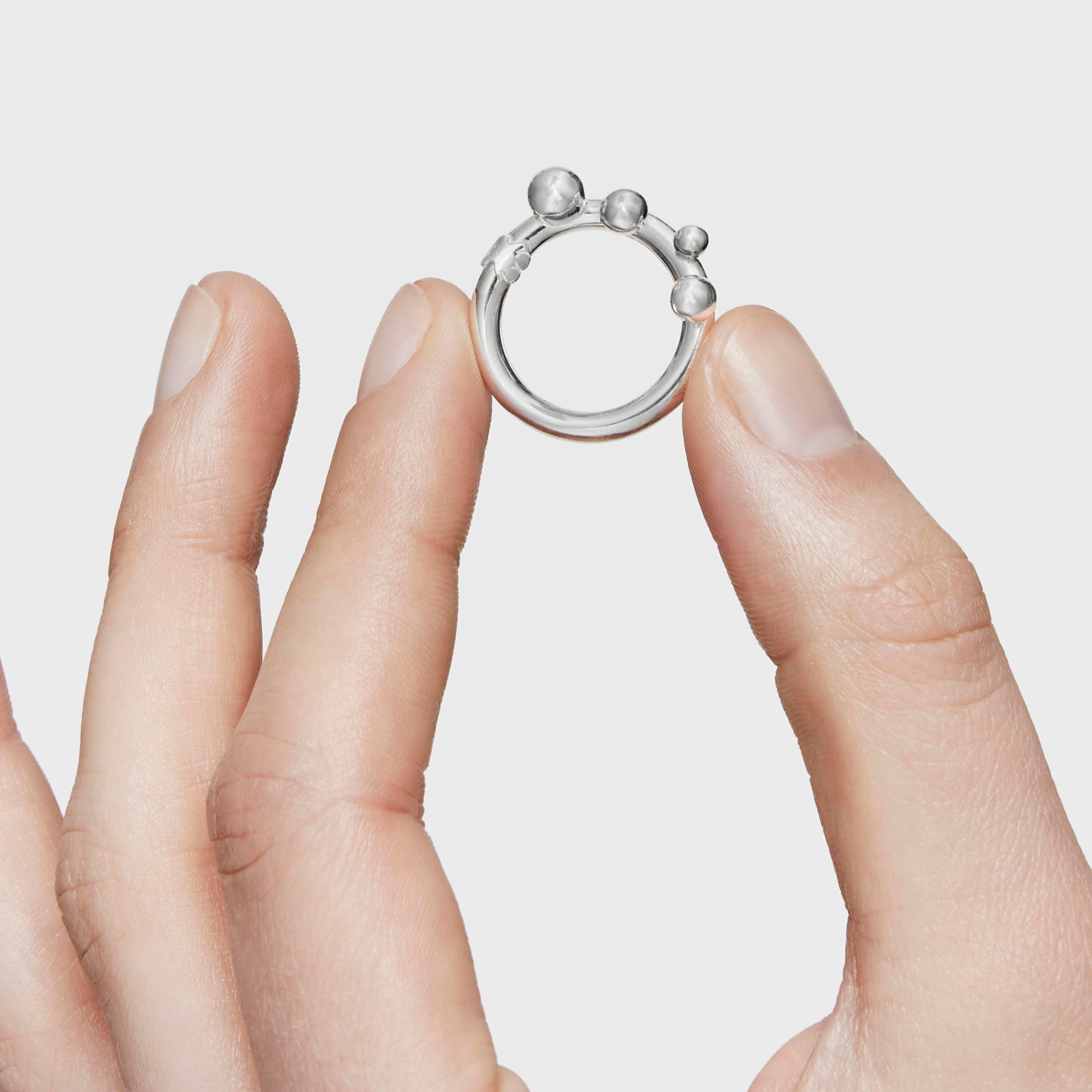 Medium silver Ring with details Hold