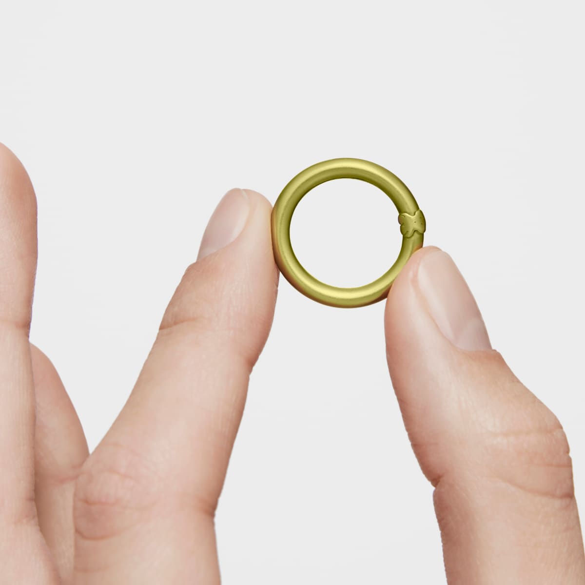 Medium green-colored silver Ring Hold