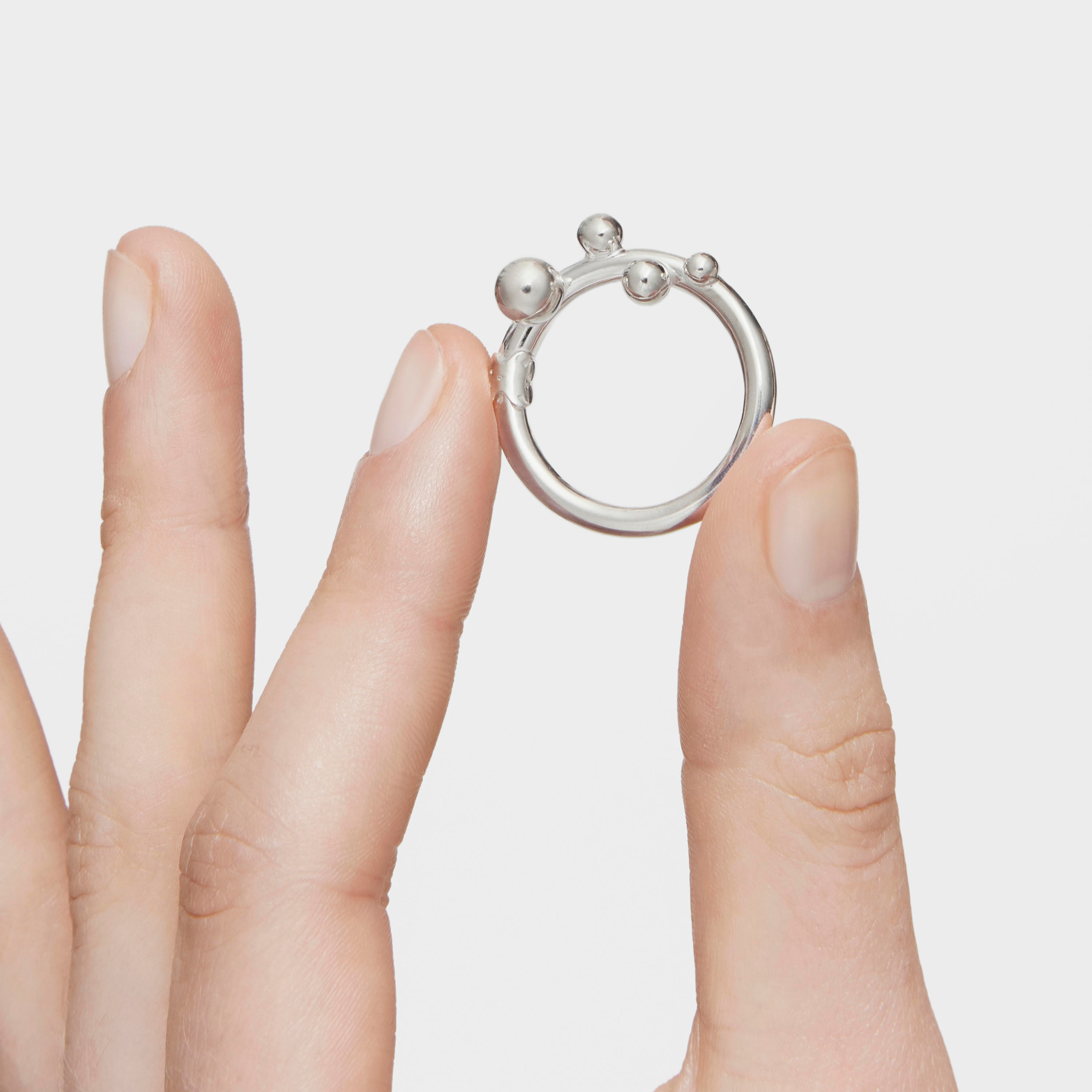 Large silver Ring with details Hold