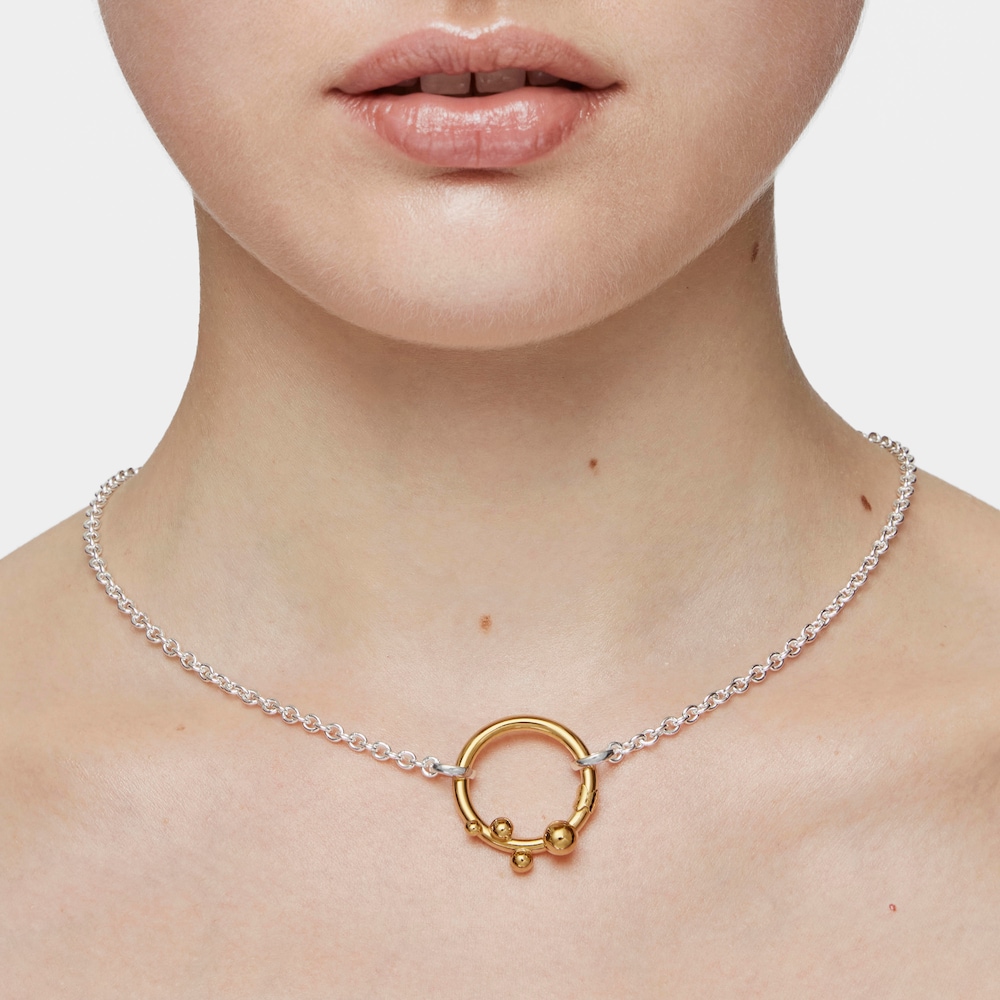 Argola grande banhada a ouro de 18 K sobre prata e detalhes Hold
