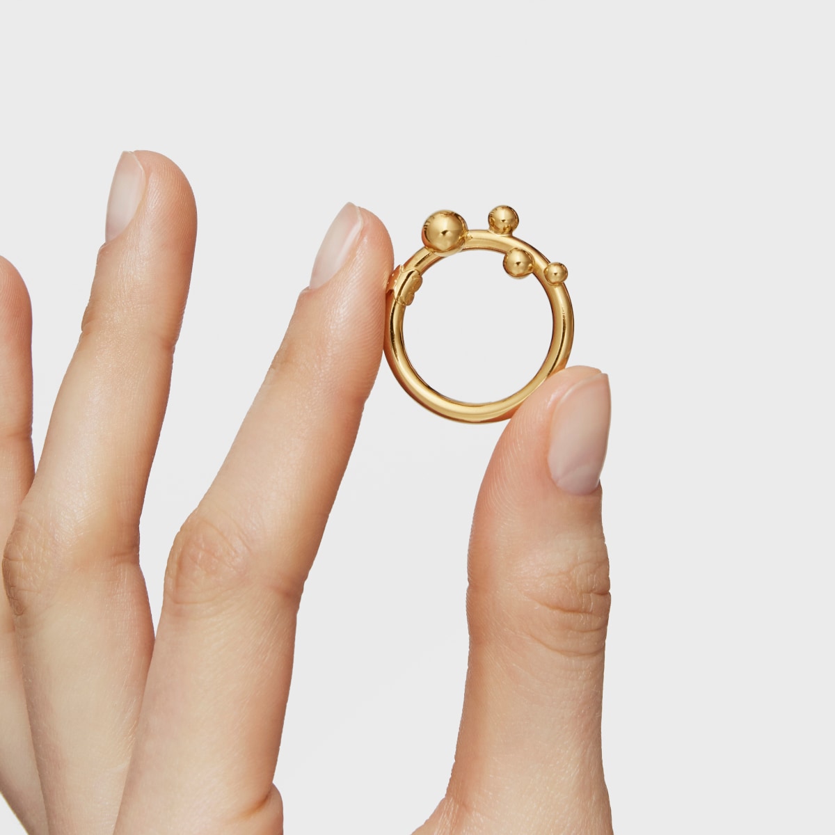 Large Ring with 18kt gold plating over silver and details Hold