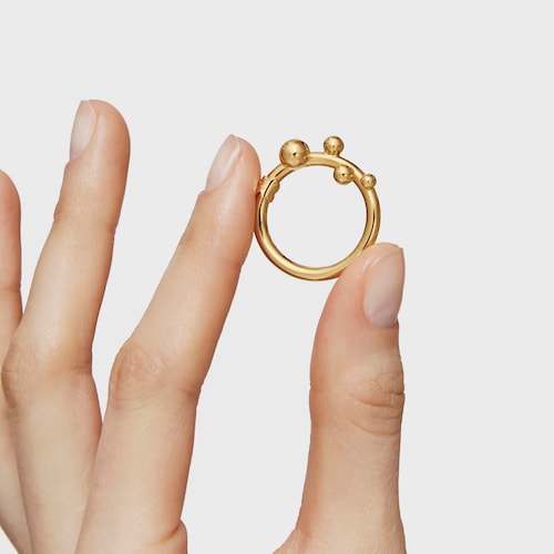 Anilla grande con baño de oro 18 kt sobre plata y detalles Hold