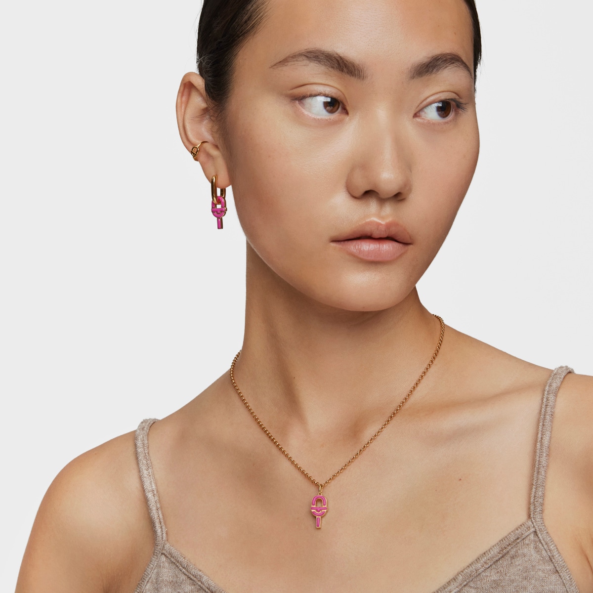 Colgante mediano con baño de oro 18 kt sobre plata y esmalte fucsia TOUS MANIFESTO