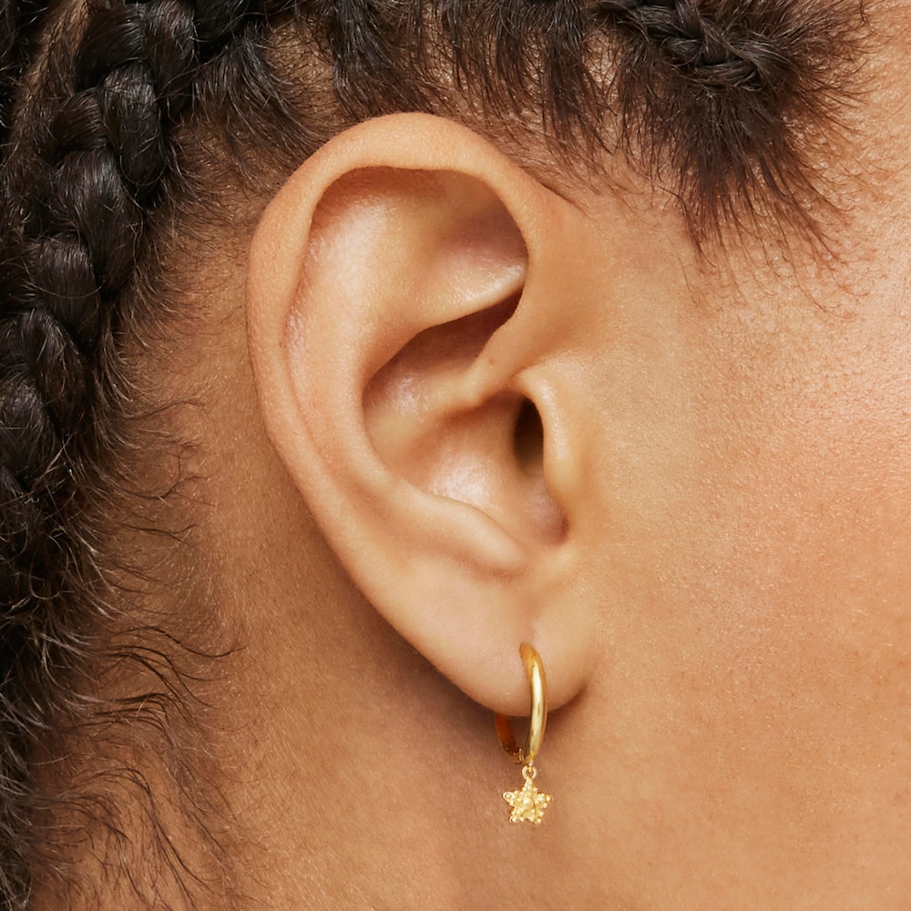 Brinco de argola individual curto banhados a ouro de 18&nbsp;K sobre prata e motivo estrela TOUS Grain