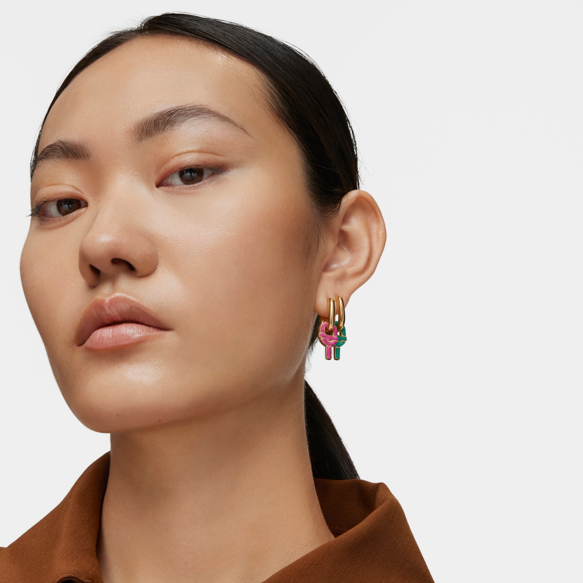 single Hoop earring with 18kt gold plating over silver and fuchsia-colored motif pendant TOUS MANIFESTO