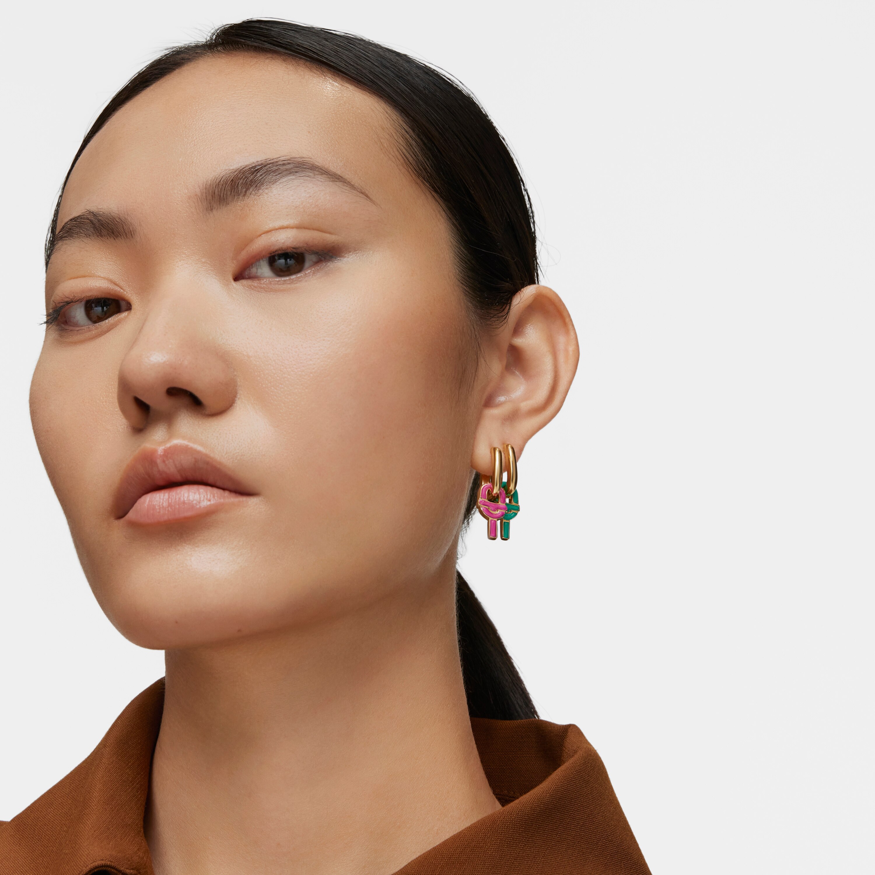 single Hoop earring with 18kt gold plating over silver and fuchsia-colored motif pendant TOUS MANIFESTO