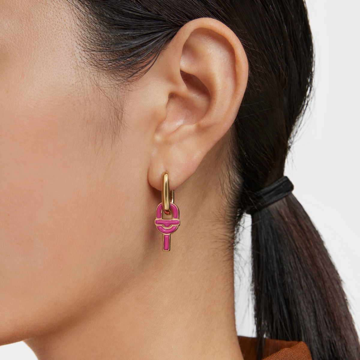 single Hoop earring with 18kt gold plating over silver and fuchsia-colored motif pendant TOUS MANIFESTO
