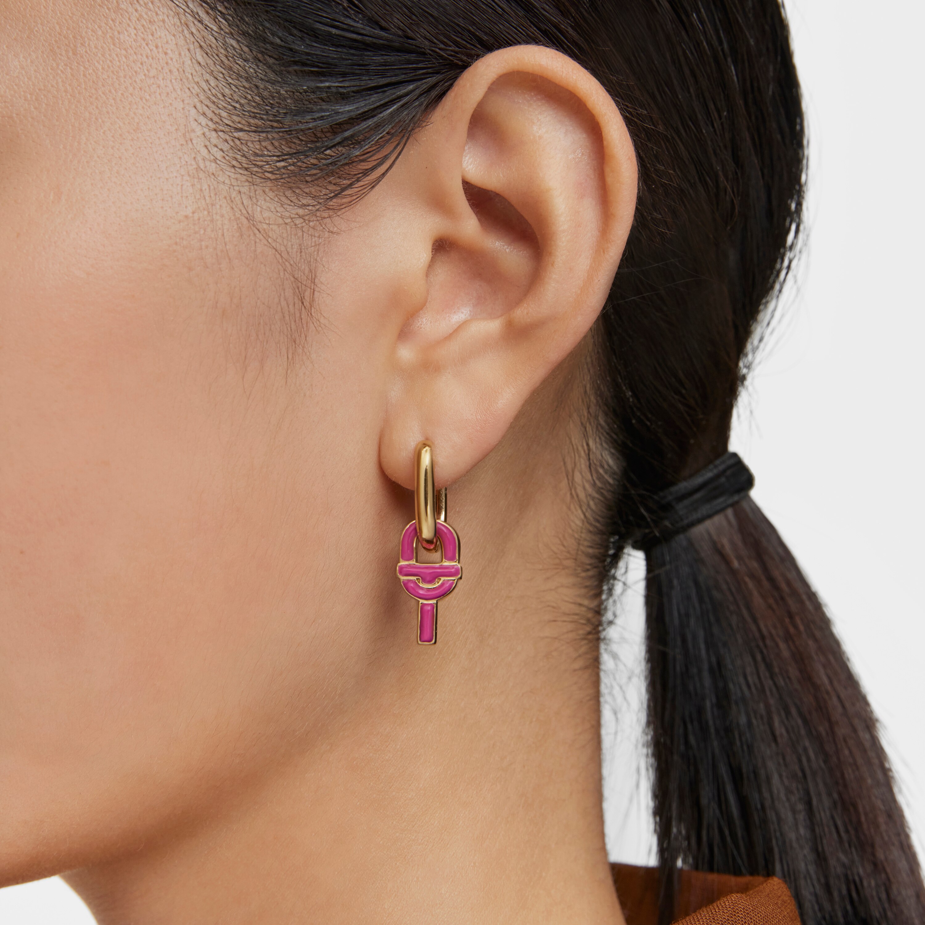 single Hoop earring with 18kt gold plating over silver and fuchsia-colored motif pendant TOUS MANIFESTO